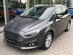 Grau Gebraucht 2017 Ford S-MAX Titanium Van / Kleinbus | 21.149 € (Teuer)