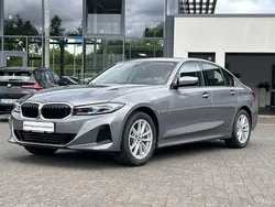 Skyscraper grau (metallic) Gebraucht 2023 BMW 330e Comfort Edition Limousine | 37.940 € (Superpreis)
