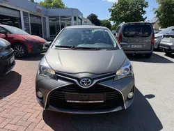 Gray metallic Gebraucht 2016 Toyota Yaris Hybrid Edition-S Kleinwagen | 9.900 €