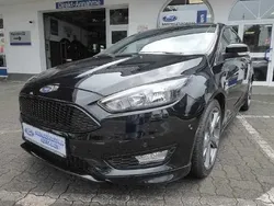 Schwarz (iridiumschwarz metallic) Gebraucht 2018 Ford Focus ST-Line Kombi | 13.890 € (Fairer Preis)