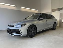 [f0f0] oyster silver metallic Neu 2025 VW Passat R-line Kombi | 55.669 € (Teuer)