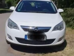 Weiß Gebraucht 2011 Opel Astra Design Edition Limousine | 4.000 € (Fairer Preis)