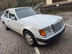 Weiß Gebraucht 1991 Mercedes E230 Limousine | 3.499 €