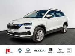 Moonweiß perleffekt Gebraucht 2024 Skoda Karoq Selection SUV | 31.990 € (Fairer Preis)