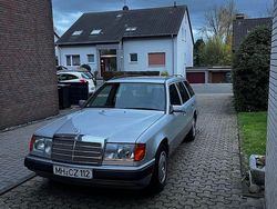 Silber Gebraucht 1993 Mercedes 220 Kombi | 17.000 €