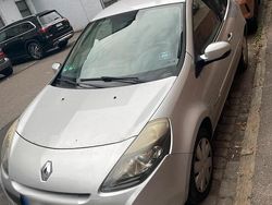 Grau Gebraucht 2010 Renault Clio II Kleinwagen | 2.200 € (Fairer Preis)
