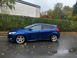 Blau Gebraucht 2016 Ford Focus ST-Line Limousine | 13.750 €
