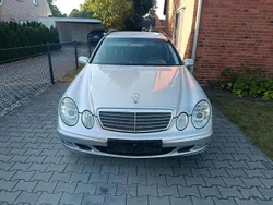 Silber Gebraucht 2004 Mercedes E220 Kombi | 2.450 €