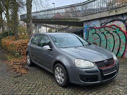 Grau Gebraucht 2004 VW Golf V Kleinwagen | 1.900 € (Etwas zu teuer)