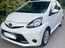 Weiß Gebraucht 2012 Toyota Aygo Kleinwagen | 4.000 €