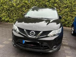 Schwarz Gebraucht 2016 Nissan Qashqai SUV | 13.900 € (Etwas zu teuer)