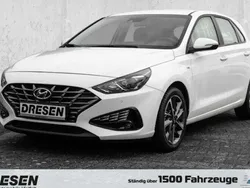 Weiss Gebraucht 2023 Hyundai i30 Trend Kombi | 18.990 € (Fairer Preis)