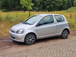 Silber Gebraucht 2001 Toyota Yaris Kleinwagen | 700 € (Guter Preis)