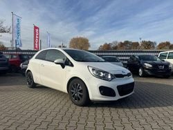 Weiß Gebraucht 2014 Kia Rio Attract Coupé | 3.950 € (Fairer Preis)