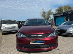 Rot Gebraucht 2022 Chrysler Voyager Van / Kleinbus | 20.499 €