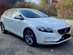 Weiß Gebraucht 2015 Volvo V40 Linje You! Limousine | 10.760 € (Fairer Preis)