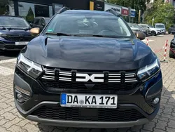 Schwarz (perlmuttschwarz metallic) Gebraucht 2024 Dacia Jogger Extreme Van / Kleinbus | 23.790 € (Fairer Preis)