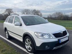 Weiß Gebraucht 2011 Skoda Octavia Scout Kombi | 6.000 € (Etwas zu teuer)