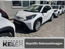 Schneeweiß Gebraucht 2022 Toyota Aygo X-play Kleinwagen | 11.990 € (Fairer Preis)