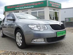 Grau metallic Gebraucht 2011 Skoda Superb Kombi | 15.450 €