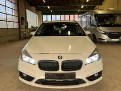 Weiß Gebraucht 2016 BMW 216 Active Tourer Sport Line Van / Kleinbus | 7.790 € (Guter Preis)