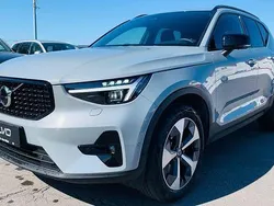 Grau Gebraucht 2024 Volvo XC40 Plus SUV | 39.870 € (Fairer Preis)