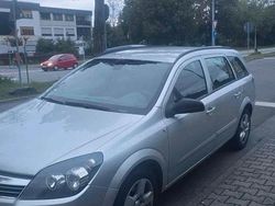 Grau Gebraucht 2010 Opel Astra Edition Kombi | 2.550 €