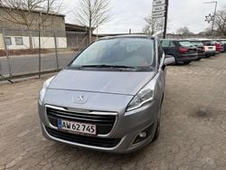 Grau Gebraucht 2015 Peugeot 5008 Style Van / Kleinbus | 4.900 € (Guter Preis)
