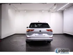 Silber / reflexsilber Gebraucht 2024 VW Golf VIII Move Kombi | 27.876 € (Fairer Preis)