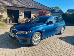Blau Gebraucht 2022 BMW 320e Shadowline Kombi | 33.000 € (Etwas zu teuer)