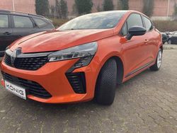 Orange Gebraucht 2024 Renault Clio V Limousine | 18.499 € (Guter Preis)