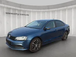 Blau Gebraucht 2016 VW Jetta Basis Limousine | 13.990 € (Teuer)