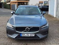Grau Gebraucht 2021 Volvo V60 Momentum Kombi | 26.500 € (Fairer Preis)