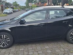 Schwarz Gebraucht 2018 Volvo V40 Momentum Kombi | 14.600 € (Fairer Preis)