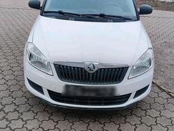 Weiß Gebraucht 2015 Skoda Fabia Kleinwagen | 4.400 € (Guter Preis)
