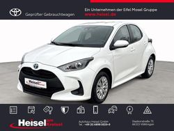 Schneeweiß Gebraucht 2021 Toyota Yaris Hybrid Basis Limousine | 15.490 € (Guter Preis)