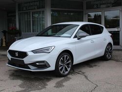 Weiß (nevada weiß) grau (stoff) Neu 2025 Seat Leon FR Limousine | 30.990 € (Etwas zu teuer)