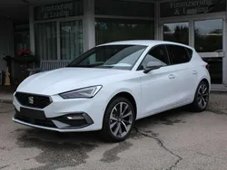 Weiß (nevada weiß) grau (stoff) Neu 2025 Seat Leon FR Limousine | 30.990 € (Etwas zu teuer)