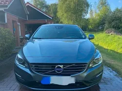 Grau Gebraucht 2017 Volvo V60 Kombi | 18.899 €