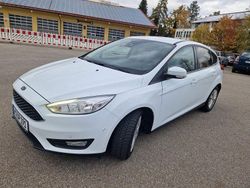 Weiß Gebraucht 2017 Ford Focus Cool & Connect Limousine | 7.700 € (Fairer Preis)