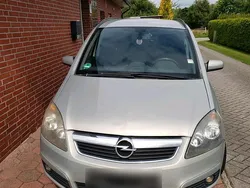 Grau Gebraucht 2006 Opel Zafira Van / Kleinbus | 1.600 €