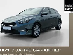 Yucca stahlgrau Neu 2024 Kia Ceed Comfort Limousine | 25.422 € (Fairer Preis)