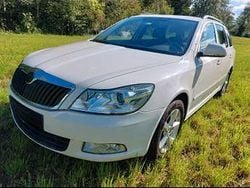 Weiß Gebraucht 2012 Skoda Octavia Family Kombi | 4.000 € (Fairer Preis)
