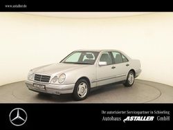 Brillantsilber metallic (metallic) Gebraucht 1996 Mercedes E290 Classic Limousine | 4.999 €