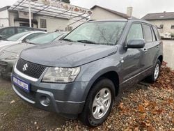 Grau Gebraucht 2006 Suzuki Grand Vitara Club Van / Kleinbus | 6.497 € (Teuer)