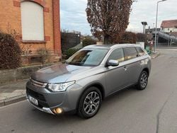 Grau Gebraucht 2015 Mitsubishi Outlander Classic Collection Plus SUV | 11.950 € (Fairer Preis)