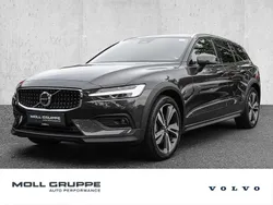 Grau Gebraucht 2023 Volvo V60 CC Plus Kombi | 36.450 € (Guter Preis)
