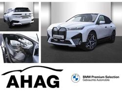 Mineral weiss metallic Gebraucht 2023 BMW iX SUV | 52.740 € (Etwas zu teuer)