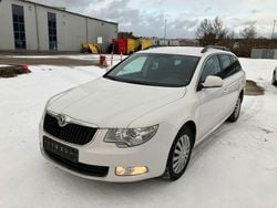 Weiß Gebraucht 2011 Skoda Superb Family Kombi | 5.490 € (Fairer Preis)