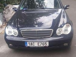 Blau Gebraucht 2002 Mercedes 220 Classic | 1.750 €